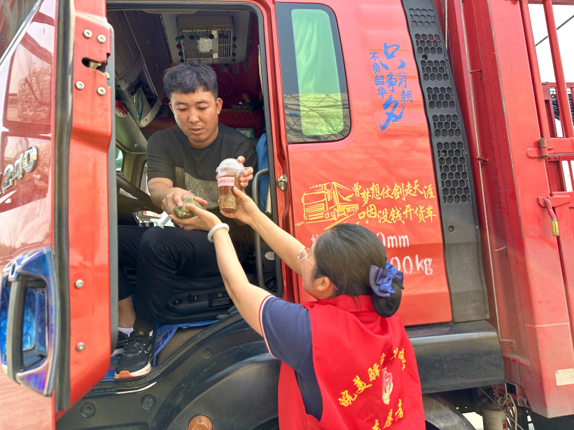 2024年6月8日，濉溪服务区为司乘人员发放免费粽子与绿豆汤.jpg