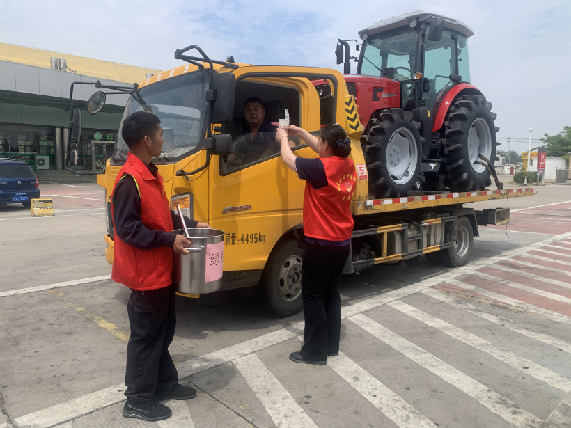 6月5日，王寨服务区设置了“三夏”志愿服务台，为机收车辆驾驶员免费提供应急药品、花露水、工具箱、绿豆水、降温茶、西瓜、周边路况咨询服务等便民暖心服务3.jpg