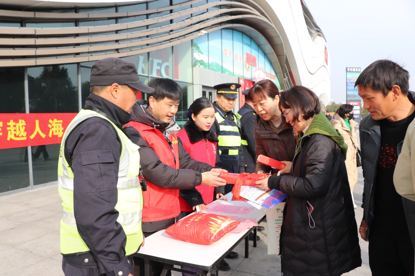 春运首日，丰乐服务区联合“一路多方”向司乘旅客宣传交通安全知识.png