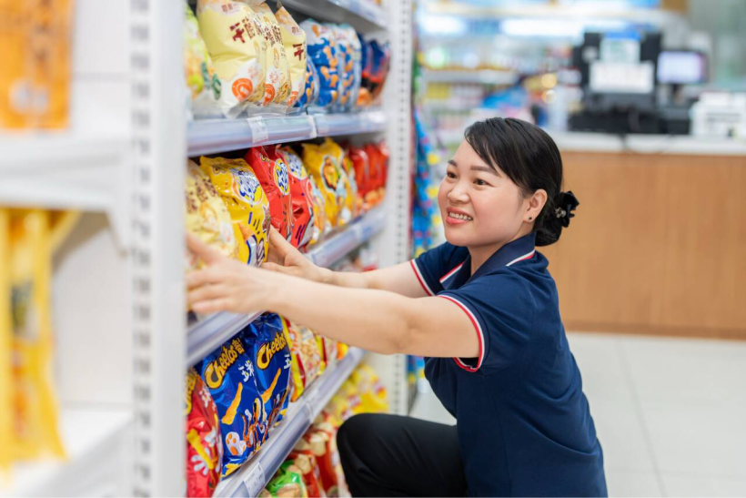 5月30日，长岭关服务区便利店工作人员积极备货、整理货架排面（  拍摄人：郑秋琳）.png