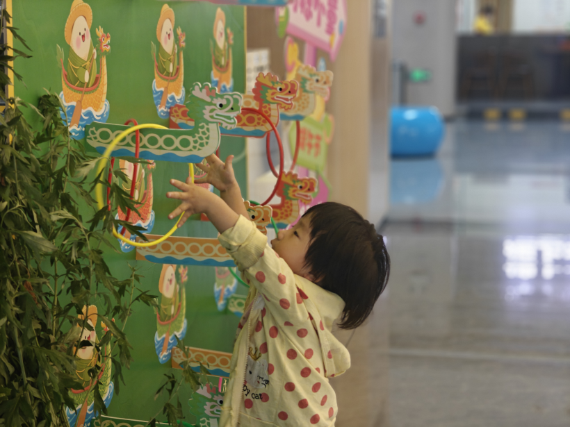 5月31日上午，罗集服务区开展“粽情童趣 驿路欢歌”活动，免费赠送司乘人员粽子、五彩绳、香包、艾草.jpg