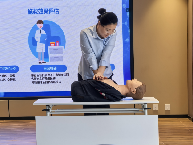 皖中中心组织服务区员工学习急救技能.jpg