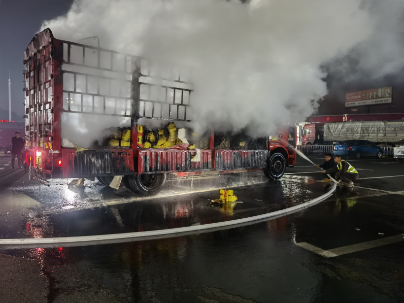 1767518973582176.jpg 服务区工作人员用高压水枪救火.jpg