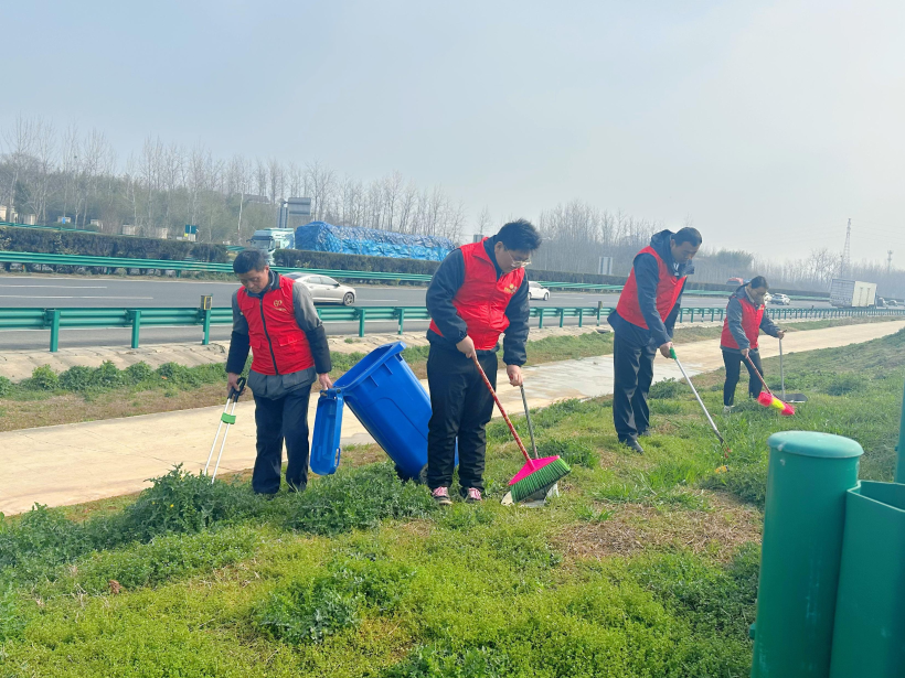 3月5日学雷锋纪念日，西桥服务区组织开展志愿服务活动，对区内边坡进行全面卫生清理，为来往司乘人员发放学雷锋宣传单。.jpg